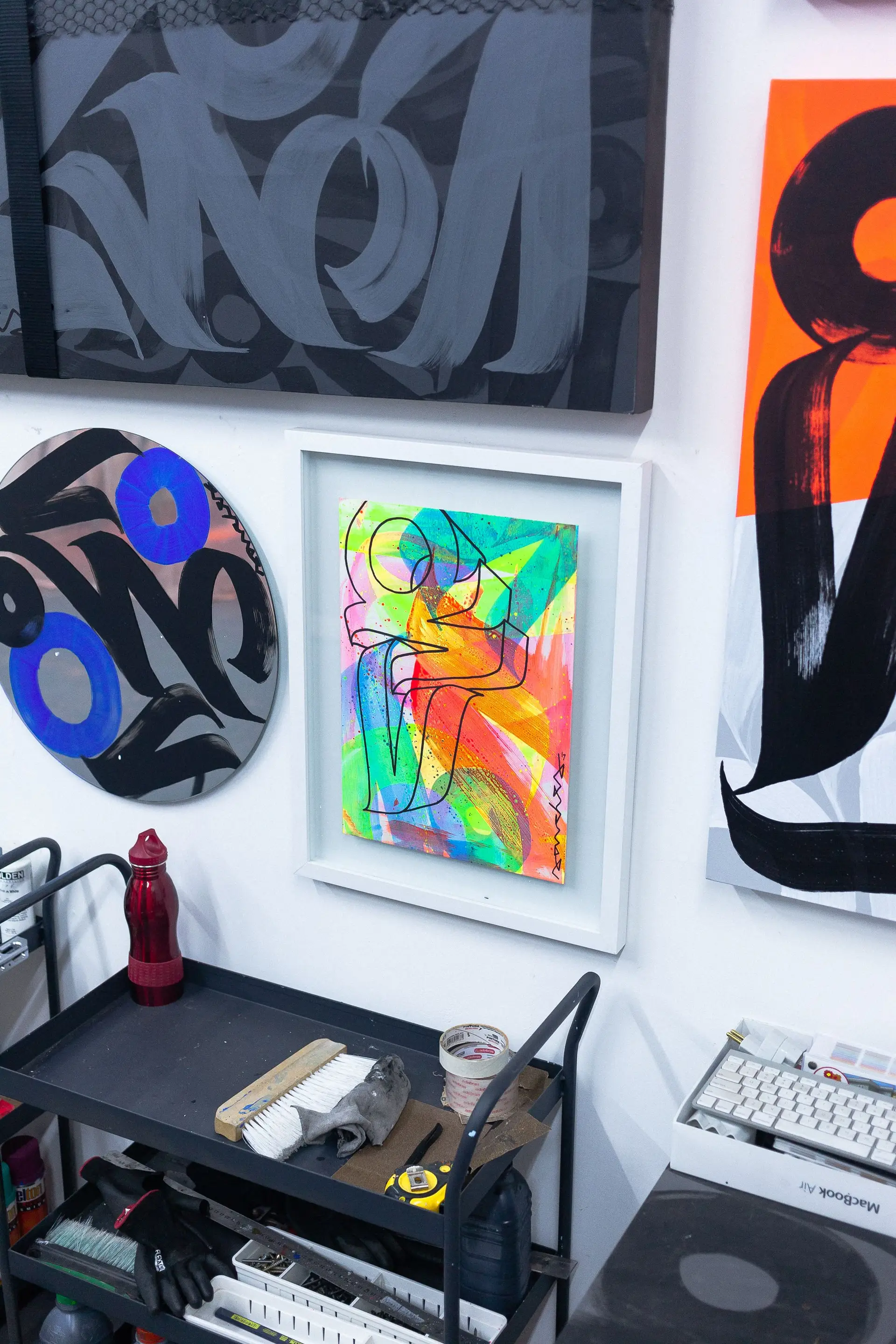 Nappali absztrakt festménnyel